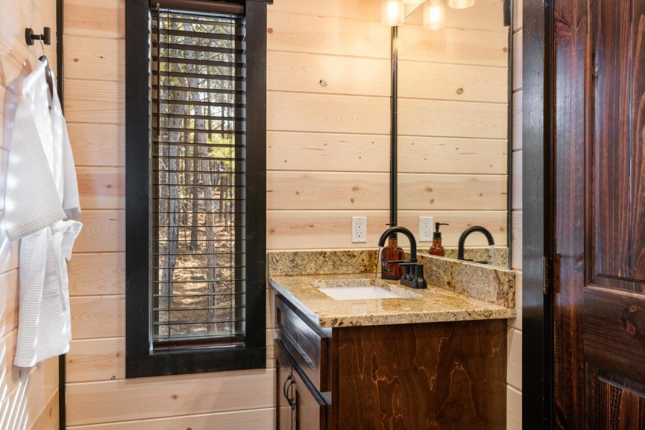New Luxury Cabin, Hot Tub, Forest Views,Hotel Style Amenitiesブロークン・ボウ エクステリア 写真